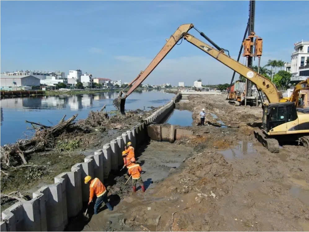 Hơn 8,4 triệu m³ bùn nạo vét dự kiến phát sinh từ các dự án hạ tầng của TP.Hồ Chí Minh trong giai đoạn 2026 - 2030 đang đặt ra yêu cầu không chỉ tìm nơi tiếp nhận, mà còn tính đến khả năng khai thác giá trị của dòng vật chất này. Ảnh: Vnindustry