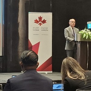 Đại sứ Canada tại Việt Nam Jim Nickel phát biểu tại hội thảo. Ảnh: Trọng Hoàng