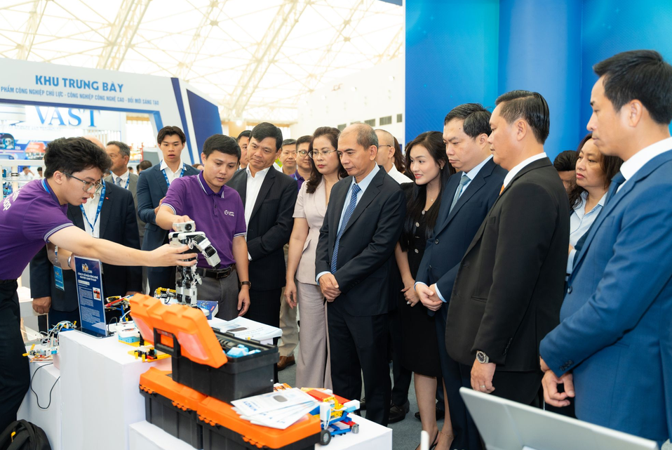 Các gian hàng hiện diện tại triển lãm thể hiện dấu ấn rõ nét về&nbsp;những giải pháp sản xuất ứng dụng công nghệ và đổi mới sáng tạo. Ảnh: BTC