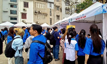 Thanh niên tham dự một ngày hội việc làm. Ảnh: Thu Hằng.