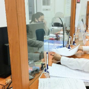 Người lao động làm thủ tục hưởng chế độ liên quan đến bảo hiểm xã hội. Ảnh: Thu Hằng.