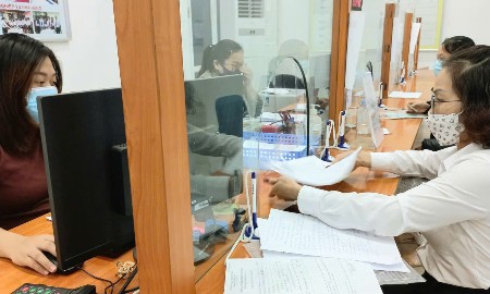 Người lao động làm thủ tục hưởng chế độ liên quan đến bảo hiểm xã hội. Ảnh: Thu Hằng.