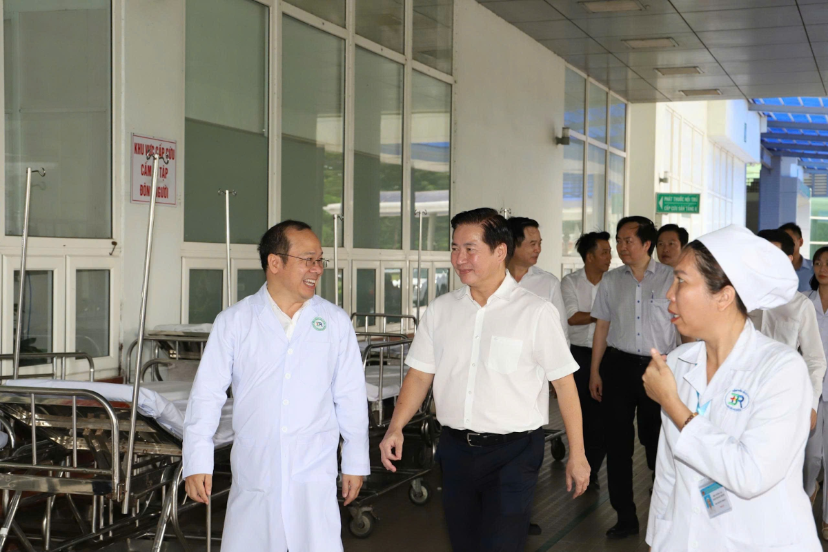 PGS.TS.BS.Trần Vĩnh Hưng, Giám đốc Bệnh viện Bình Dân cùng đội ngũ chuyên gia đến làm việc tại Bệnh viện Đa khoa Bà Rịa. Ảnh: Bệnh viện Bình Dân