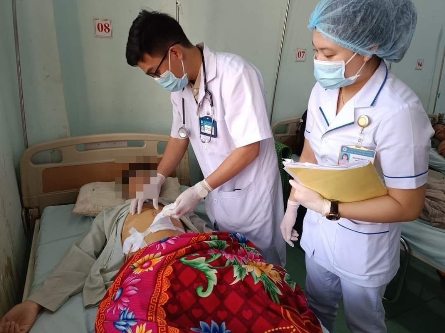 Bác sĩ thăm khám cho bệnh nhân. Ảnh: Duy Nguyễn.
