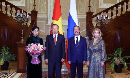 Tổng Bí thư, Chủ tịch nước Tô Lâm và phu nhân với Chủ tịch Đảng nước Nga Thống nhất, Phó chủ tịch Hội đồng An ninh Liên bang Nga Dmitry Medvedev và phu nhân - ẢNH: TTXVN