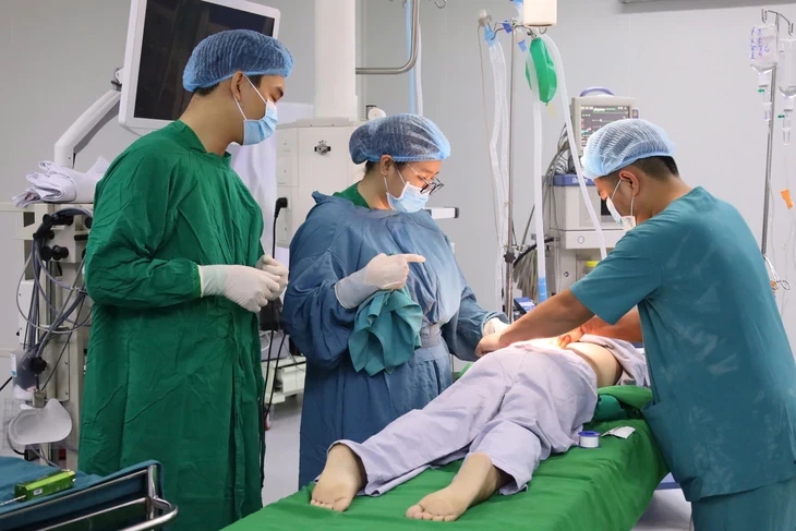 Các bác sĩ sinh thiết thận qua da dưới hướng dẫn của siêu âm. Ảnh: Bệnh viện Nhi đồng TP. Cần Thơ
