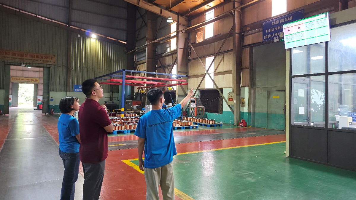 Việc ứng dụng mô hình Samsung Smart Factory đã giúp doanh nghiệp theo dõi dữ liệu theo thời gian thực, nâng hiệu suất thiết bị, giảm phế phẩm và hỗ trợ người quản lý điều hành nhà máy chủ động hơn - Ảnh: Sam Sung Việt Nam