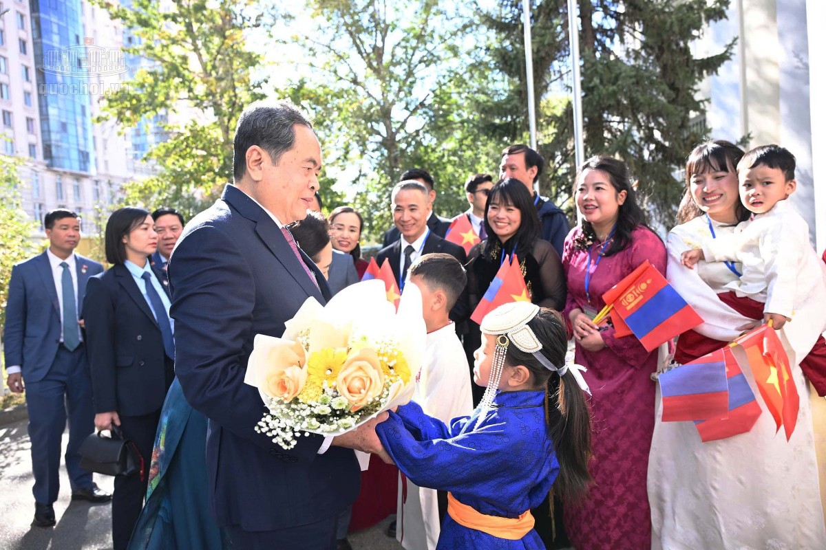 Cán bộ nhân viên Đại sứ quán và bà con người Việt tại Mông Cổ chào đón Chủ tịch Quốc hội Trần Thanh Mẫn và Phu nhân cùng Đoàn. Ảnh: Cổng thông tin điện tử Quốc hội.