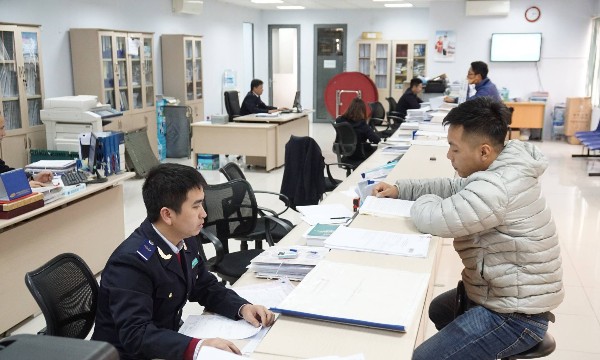 Đề xuất hạ mạnh ngưỡng miễn thuế với hàng nhập khẩu giá trị nhỏ