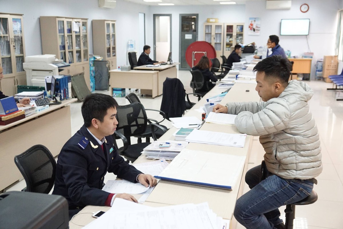 Hạ mạnh ngưỡng miễn thuế với hàng nhập khẩu giá trị nhỏ xuống 100 nghìn đồng. Ảnh: Duy Linh
