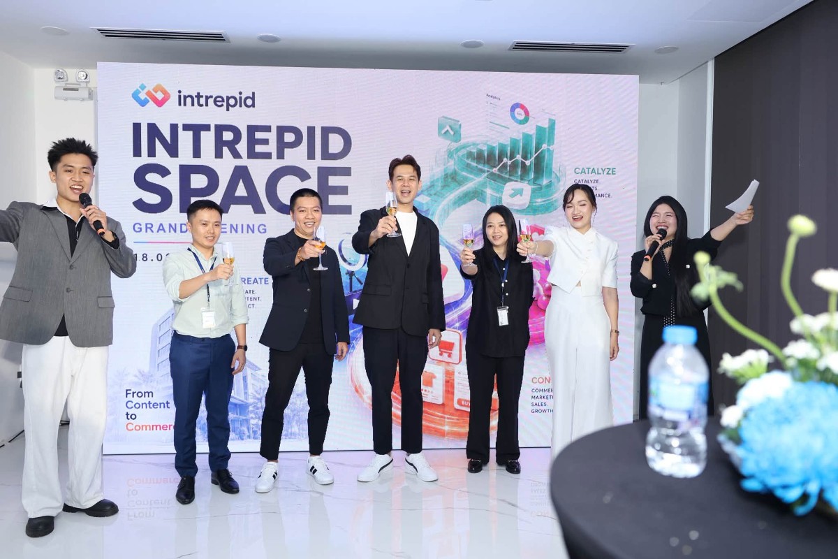 Ông Vync Toh - CEO Intrepid Vietnam kiêm Giám đốc Thương mại điện tử (Thứ 4 từ trái sang) cùng các đối tác trong buổi lễ khai trương hệ thống Studio tại Việt Nam.