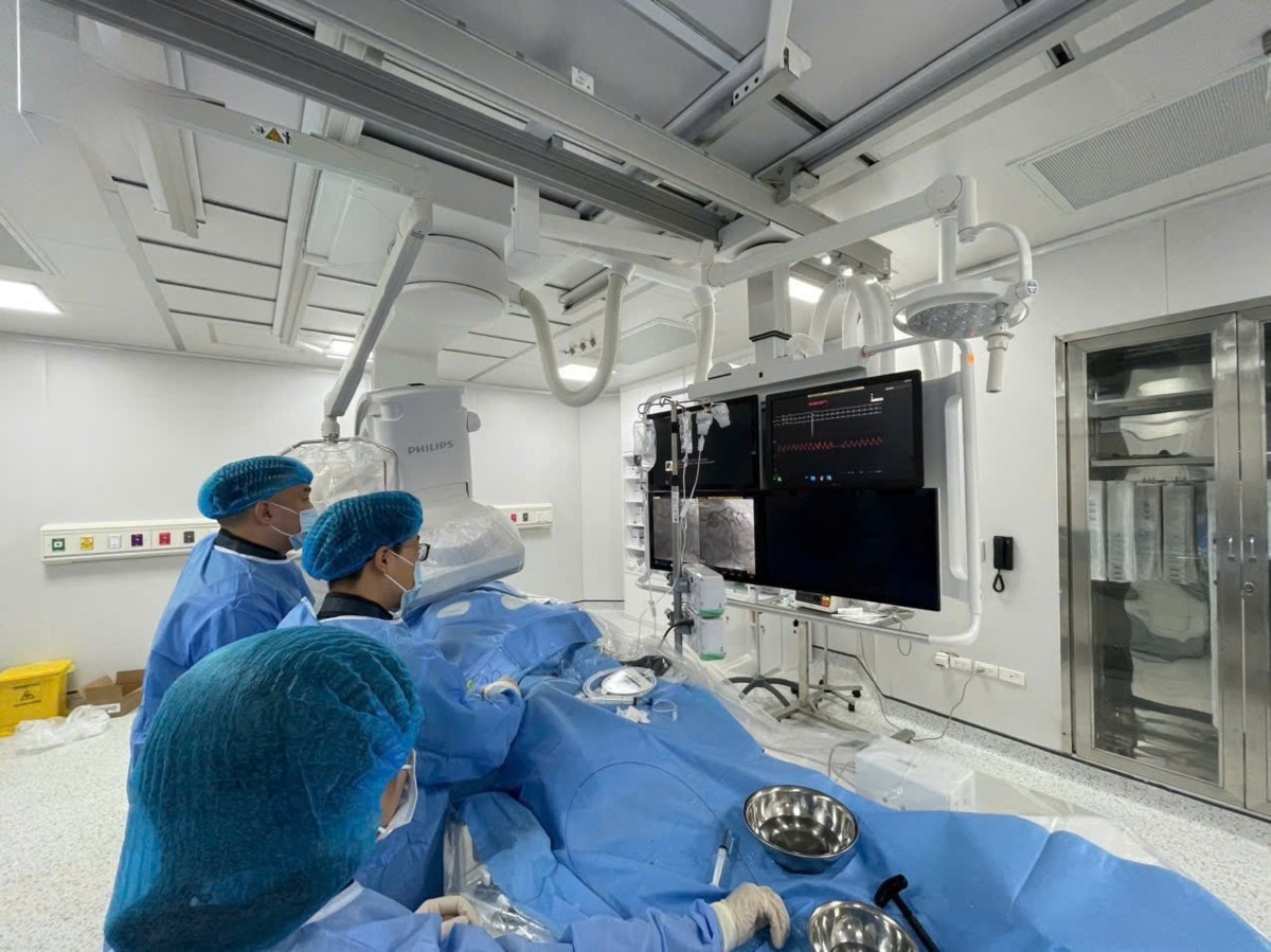 Các bác sĩ khoa Nội tim mạch đã khẩn trương tiến hành can thiệp động mạch vành cho bệnh nhân. Ảnh: Bệnh viện Đa khoa Hà Đông