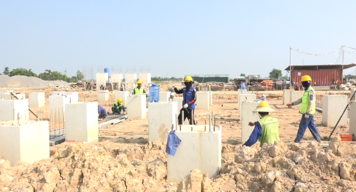 Công nhân và máy móc cùng lúc triển khai nhiều hạng mục tại công trường. Ảnh: Nguyễn Thuấn