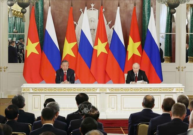 Tổng Bí thư, Chủ tịch nước Tô Lâm và Tổng thống Nga Vladimir Putin họp báo chung. Ảnh: Thống Nhất - TTXVN