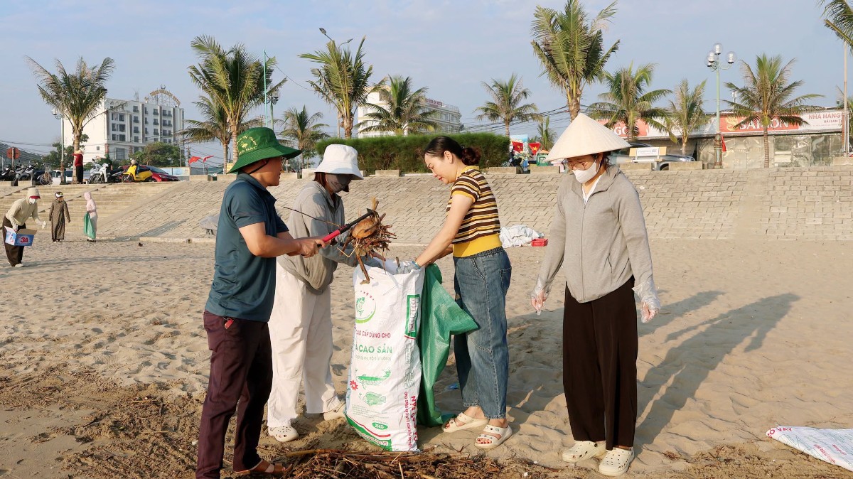 Công tác thu gom rác được triển khai đồng loạt tại nhiều khu vực ven biển Tĩnh Gia. Ảnh: UBND phường Tĩnh Gia