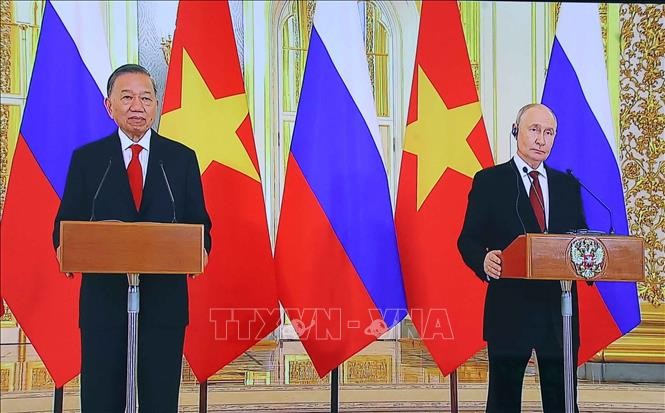 Tổng Bí thư, Chủ tịch nước Tô Lâm và Tổng thống Liên bang Nga Vladimir Putin dự và phát biểu trực tuyến tại điểm cầu nước Nga. Ảnh: Văn Điệp – TTXVN