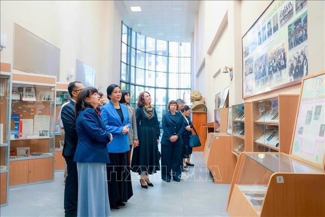 Bà Ngô Phương Ly - Phu nhân Tổng Bí thư, Chủ tịch nước Tô Lâm thăm Trường phổ thông số 1253. Ảnh: Tâm Hằng - TTXVN