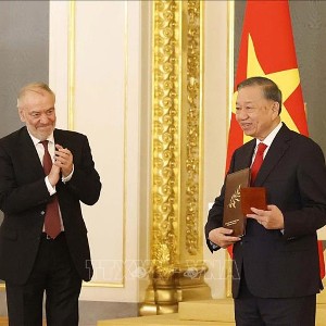 Nghệ sĩ Nhân dân Liên bang Nga Valery Gergiev, Chủ tịch Hội đồng Giám khảo Giải thưởng Hòa bình Lev Tolstoy trao Giải thưởng Hoà bình Lev Tolstoy năm 2026 cho Tổng Bí thư, Chủ tịch nước Tô Lâm. Ảnh: Thống Nhất – TTXVN