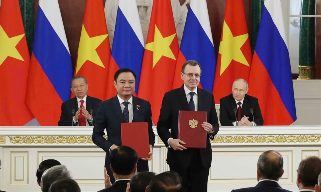 Tổng Bí thư, Chủ tịch nước Tô Lâm và Tổng thống Nga Vladimir Putin chứng kiến Lễ trao văn kiện hợp tác giữa hai nước. Ảnh: Thống Nhất – TTXVN