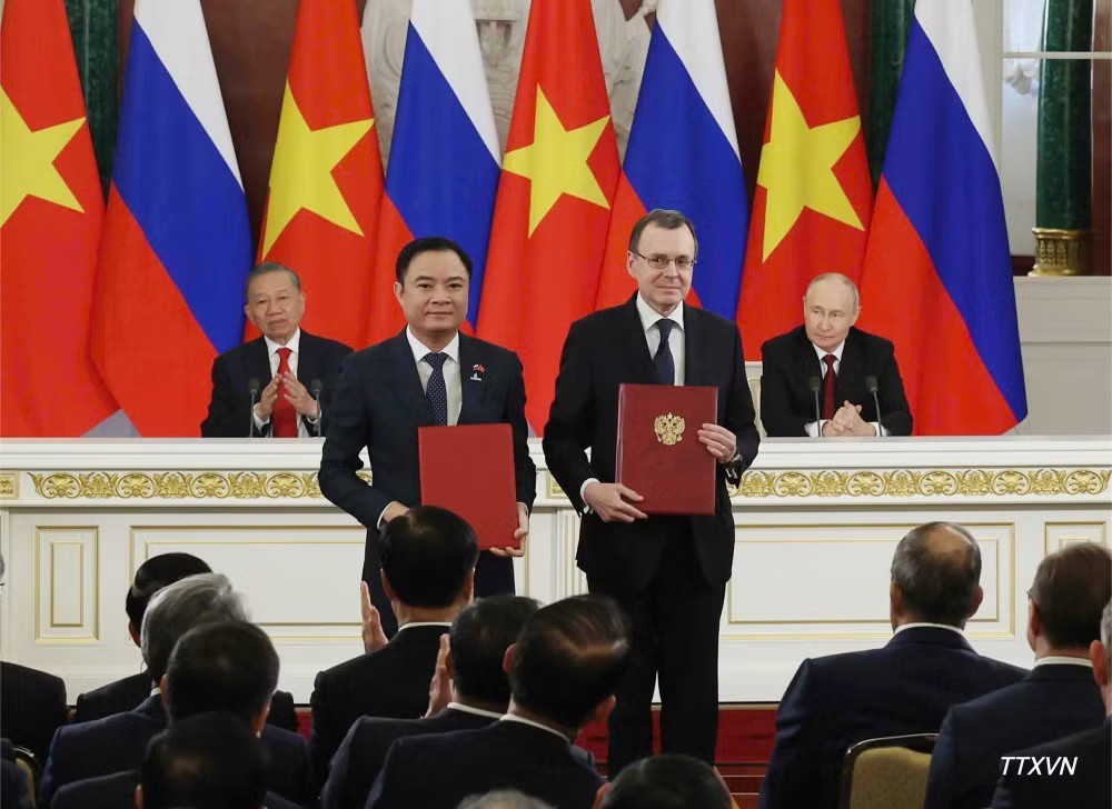 Tổng Bí thư, Chủ tịch nước Tô Lâm và Tổng thống Nga Vladimir Putin chứng kiến Lễ trao văn kiện hợp tác giữa hai nước. Ảnh: Thống Nhất – TTXVN