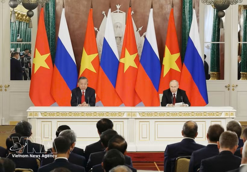 General Secretary and President To Lam and Russian President Vladimir Putin jointly chair a press briefing following their talks on September 9. (Photo: VNA)