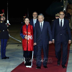 Lễ đón Tổng Bí thư, Chủ tịch nước Tô Lâm và Phu nhân tại sân bay Orly, Paris . Ảnh: Thống Nhất – TTXVN