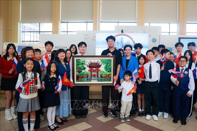 Bà Ngô Phương Ly - Phu nhân Tổng Bí thư, Chủ tịch nước Tô Lâm thăm Trường phổ thông số 1253. Ảnh: Tâm Hằng - TTXVN