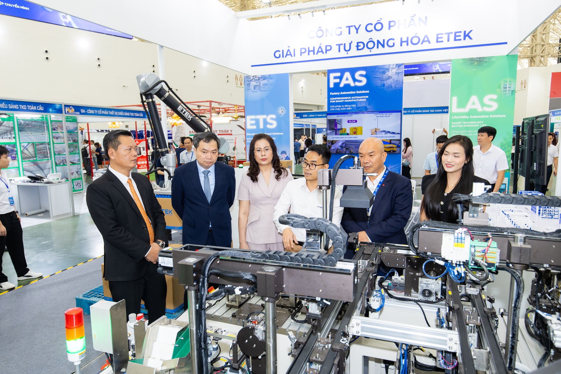 Việt Nam đang có dư địa lớn để thu hút FDI vào các lĩnh vực sử dụng nhiều kỹ năng và tri thức hơn. Ảnh chụp tại&nbsp;Tuần lễ Công nghiệp và Công nghệ Việt Nam 2026 (VITW 2026)