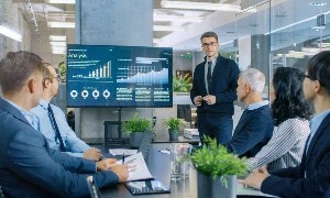 Đối với một quỹ thị trường mới nổi quản lý hàng tỷ USD, quyết định đầu tư hiếm khi bắt đầu đơn giản bằng việc tìm ra một doanh nghiệp tốt rồi đọc báo cáo thường niên của doanh nghiệp đó.