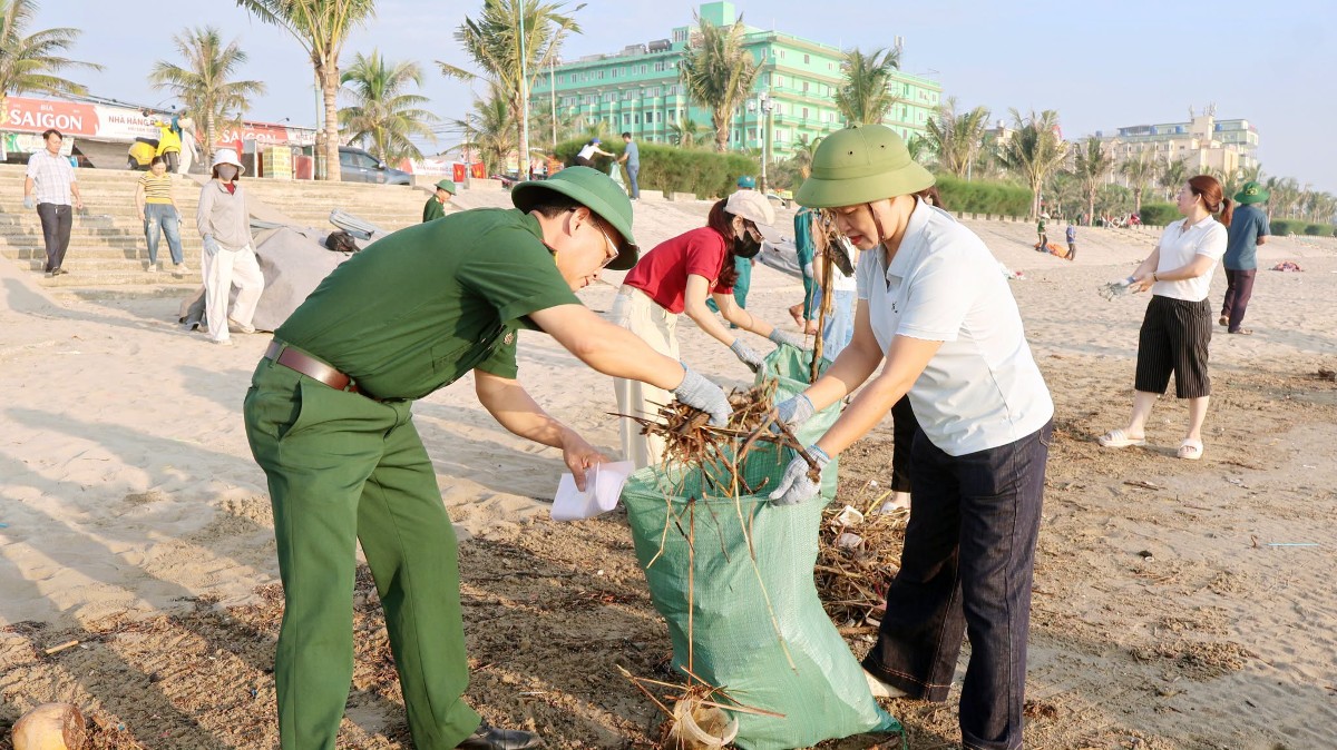 Rác thải được thu gom tại khu vực bãi cát ven biển phường Tĩnh Gia. Ảnh: UBND phường Tĩnh Gia