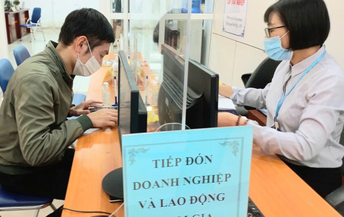 Cung cấp thông tin, tư vấn cho người lao động đến tìm việc tại Trung tâm Dịch vụ việc làm Hà Nội. Ảnh: Thu Hằng.