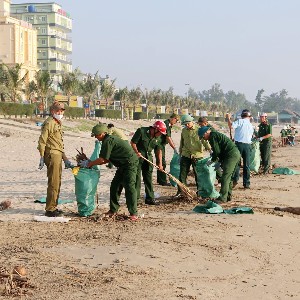 Hơn 300 cán bộ, lực lượng chức năng và người dân phường Tĩnh Gia tham gia ra quân tổng vệ sinh môi trường ven biển. Ảnh: UBND phường Tĩnh Gia