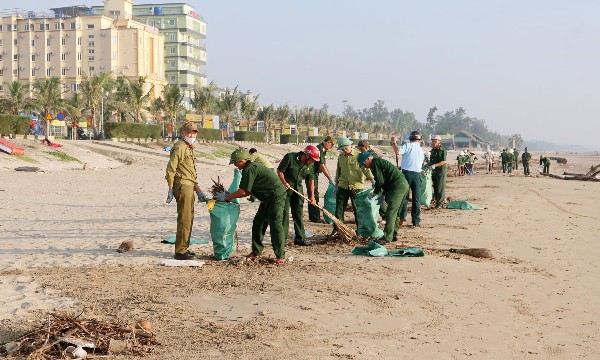 Thanh Hóa: Gom rác, góp xanh cho biển