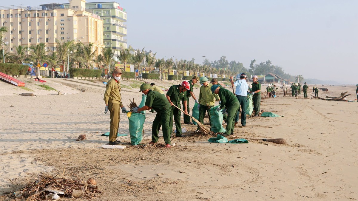 Hơn 300 cán bộ, lực lượng chức năng và người dân phường Tĩnh Gia tham gia ra quân tổng vệ sinh môi trường ven biển. Ảnh: UBND phường Tĩnh Gia
