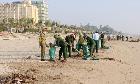 Hơn 300 cán bộ, lực lượng chức năng và người dân phường Tĩnh Gia tham gia ra quân tổng vệ sinh môi trường ven biển. Ảnh: UBND phường Tĩnh Gia