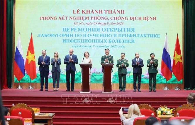 Các đại biểu thực hiện nghi thức khánh thành Phòng xét nghiệm phòng, chống dịch bệnh Trung tâm Nhiệt đới Việt – Nga tại Hà Nội. Ảnh: Văn Điệp – TTXVN