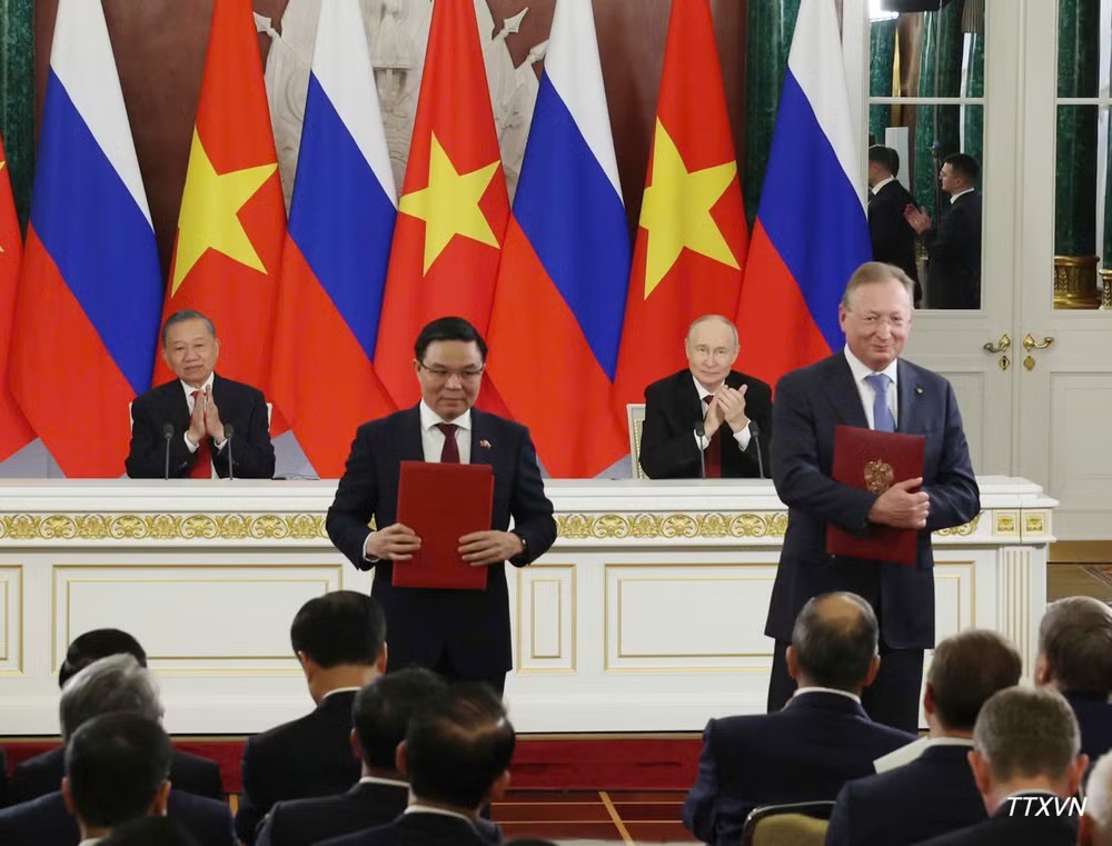 Tổng Bí thư, Chủ tịch nước Tô Lâm và Tổng thống Nga Vladimir Putin chứng kiến Lễ trao văn kiện hợp tác giữa hai nước. Ảnh: Thống Nhất – TTXVN