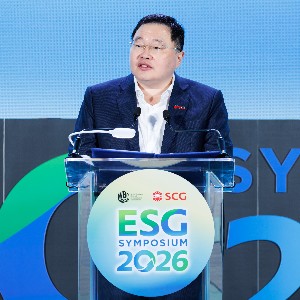 Ông Thammasak Sethaudom, Chủ tịch kiêm Giám đốc điều hành SCG, phát biểu tại ESG Symposium 2026 về định hướng thúc đẩy chuyển đổi xanh và phát triển bền vững trong khu vực ASEAN.