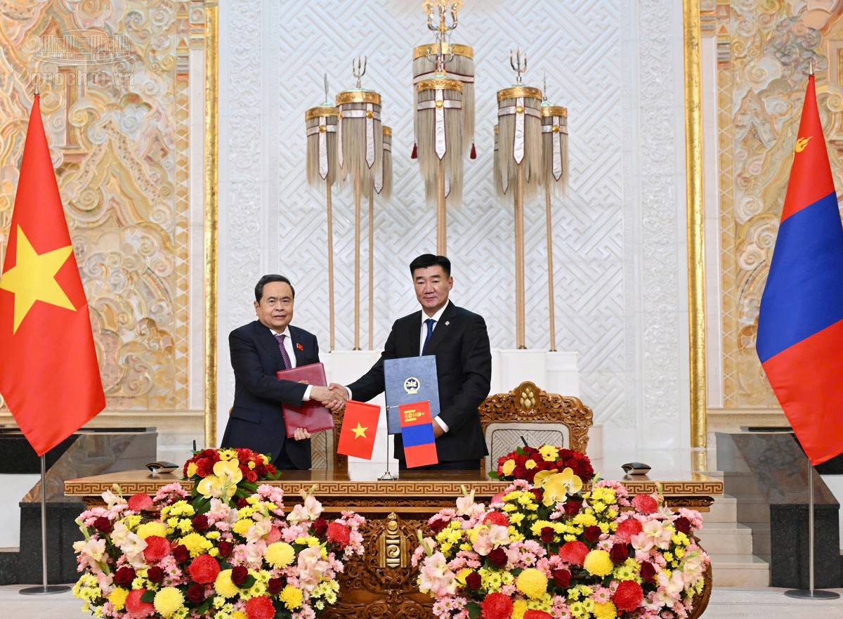 Chủ tịch Quốc hội Trần Thanh Mẫn và Chủ tịch Quốc hội Mông Cổ Sandag Byambatsogt ký bản ghi nhớ về hợp tác giữa Quốc hội Việt Nam và Quốc hội Mông Cổ. Ảnh: Cổng thông tin điện tử Quốc hội.