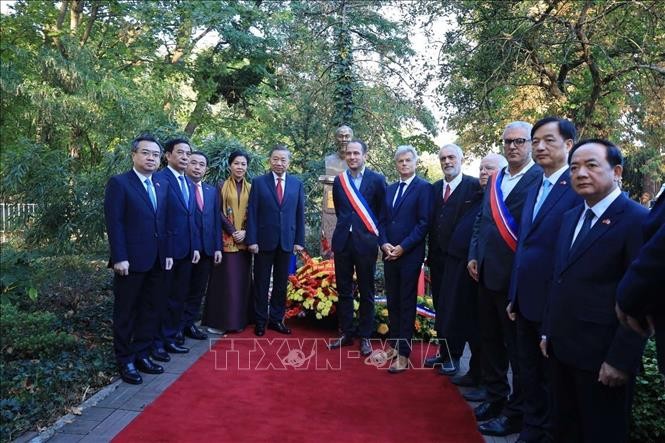 Tổng Bí thư, Chủ tịch nước Tô Lâm và các đại biểu chụp ảnh lưu niệm trước Tượng Chủ tịch Hồ Chí Minh ở thành phố Montreuil (Pháp). Ảnh: TTXVN