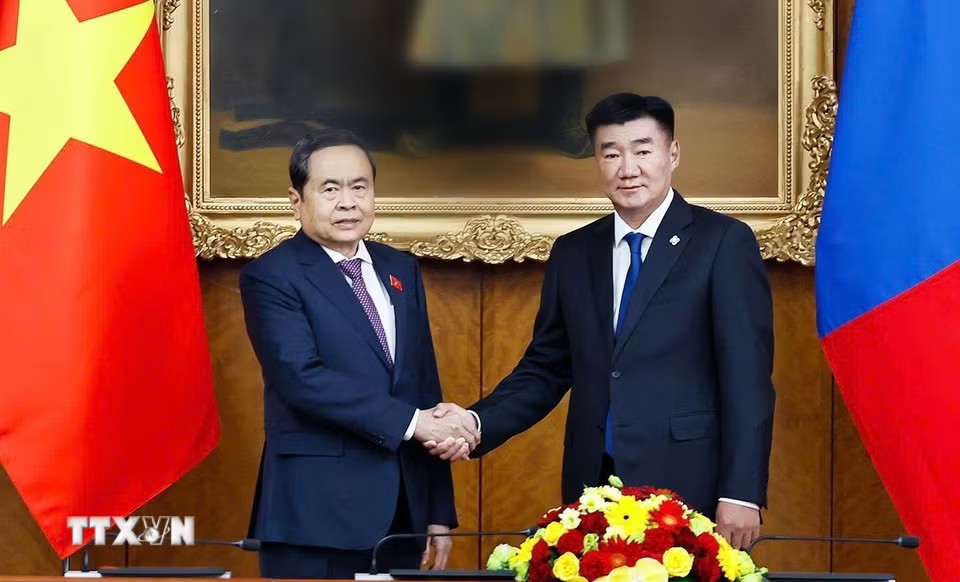 Chủ tịch Quốc hội Trần Thanh Mẫn và Chủ tịch Quốc hội Mông Cổ Sandag Byambatsogt. Ảnh: Doãn Tấn/TTXVN.