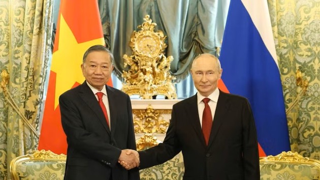 General Secretary, President To Lam holds talks with President Vladimir Putin