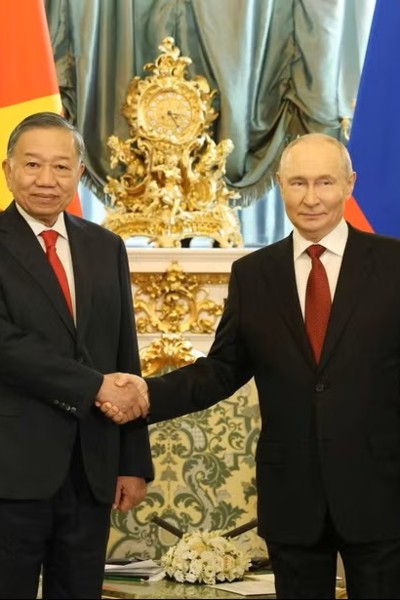 General Secretary, President To Lam holds talks with President Vladimir Putin