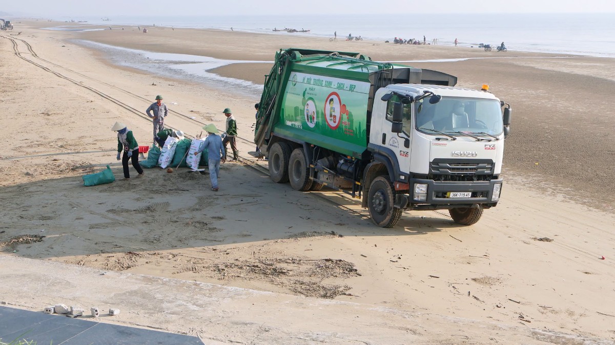 Rác thải sau khi thu gom được vận chuyển đi xử lý. Ảnh: UBND phường Tĩnh Gia