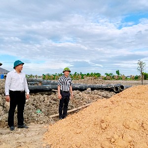 Lãnh đạo UBND xã Thạch Lạc (Hà Tĩnh) kiểm tra tiến độ các công trình xây dựng trên địa bàn. Ảnh: UBND xã Thạch Lạc