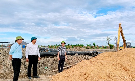 Lãnh đạo UBND xã Thạch Lạc (Hà Tĩnh) kiểm tra tiến độ các công trình xây dựng trên địa bàn. Ảnh: UBND xã Thạch Lạc