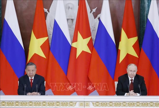 Tổng Bí thư, Chủ tịch nước Tô Lâm và Tổng thống Nga Vladimir Putin họp báo chung. Ảnh: Thống Nhất - TTXVN
