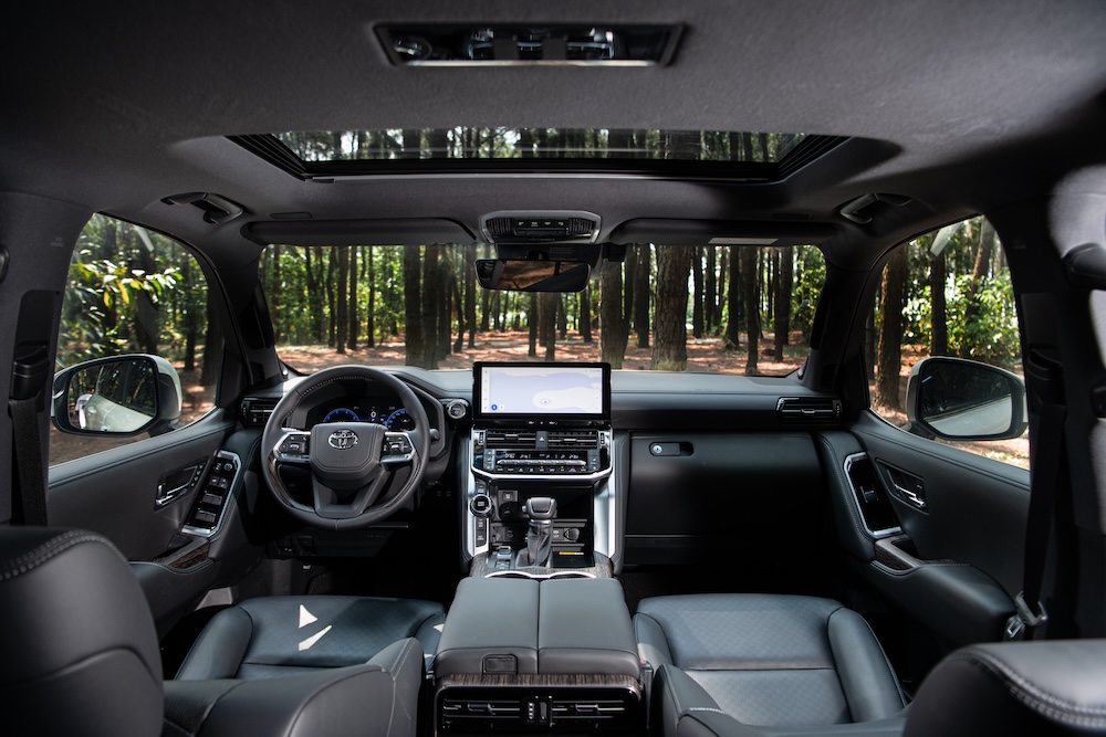 Khoang nội thất của Land Cruiser 300 HEV&nbsp;tiếp tục theo đuổi triết lý lấy người sử dụng làm trung tâm, kết hợp chất liệu cao cấp với cách bố trí chức năng trực quan. Thiết kế bảng điều khiển theo phương ngang giúp người lái dễ dàng nhận biết tư thế thân xe, trong khi các nhóm phím vận hành được sắp xếp thuận tiện để thao tác trong cả điều kiện đường trường và địa hình.
