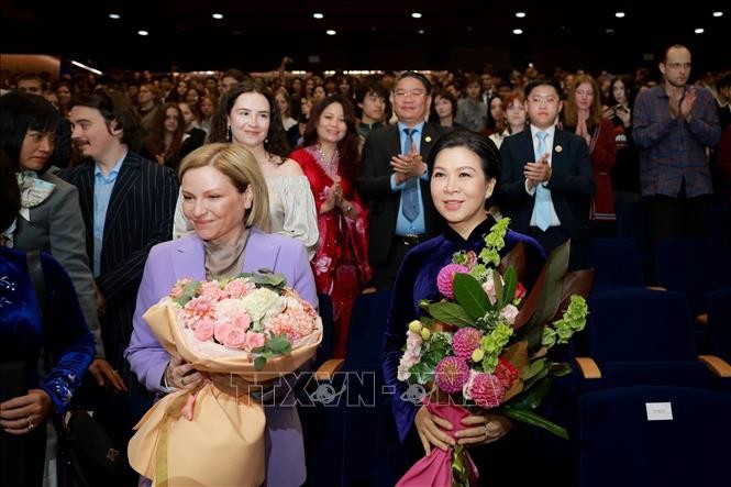 Bà Ngô Phương Ly - Phu nhân Tổng Bí thư, Chủ tịch nước Tô Lâm và Bộ trưởng Văn hoá Nga Olga Liubimova tại chương trình khai trương “Tuần phim Việt Nam tại VGIK". Ảnh: Tâm Hằng - TTXVN