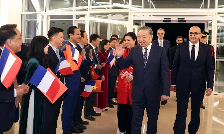 Cán bộ, nhân viên Đại sứ quán và cộng đồng người Việt Nam tại Pháp đón Tổng Bí thư, Chủ tịch nước Tô Lâm và Phu nhân - ẢNH: TTXVN